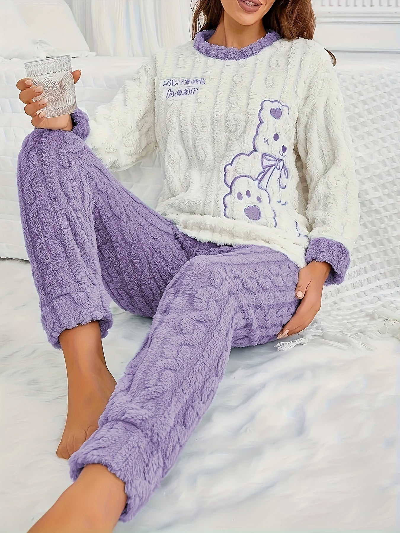 1 Set Polyester Comfortable Loose Fit Women's Cute Teddy & Cartoon Embroidered Fleece Pajama Set, Long Sleeve Crew Neck Top and Long Pants for Winter Sleepwear