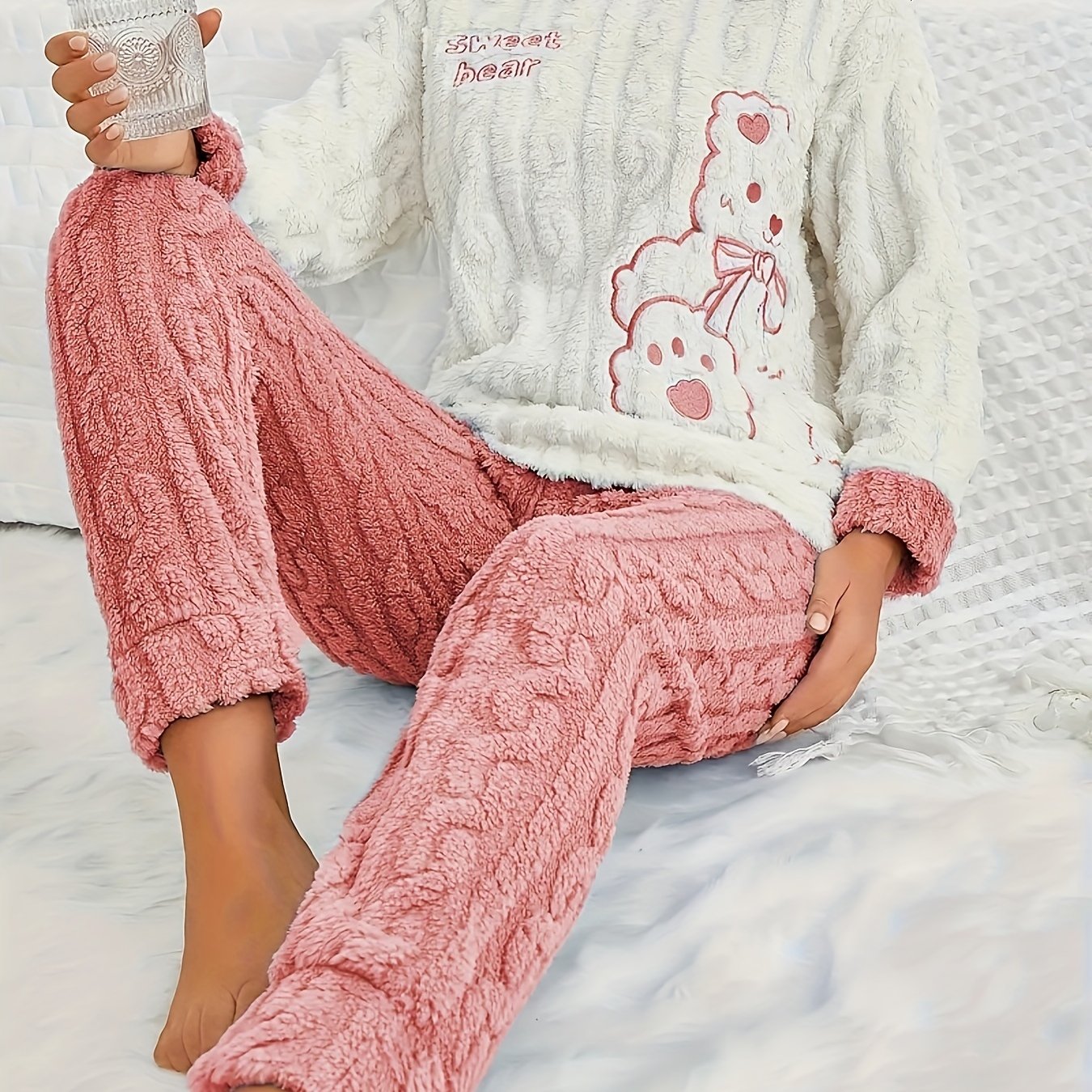 1 Set Polyester Comfortable Loose Fit Women's Cute Teddy & Cartoon Embroidered Fleece Pajama Set, Long Sleeve Crew Neck Top and Long Pants for Winter Sleepwear