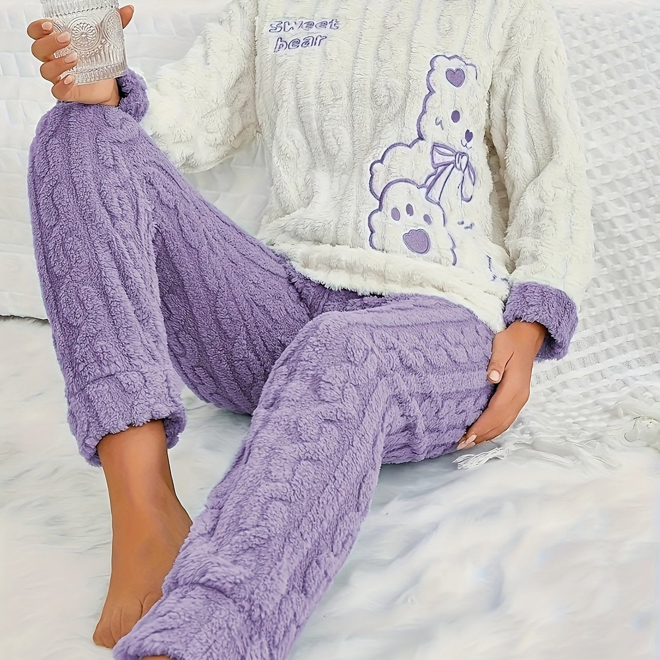 1 Set Polyester Comfortable Loose Fit Women's Cute Teddy & Cartoon Embroidered Fleece Pajama Set, Long Sleeve Crew Neck Top and Long Pants for Winter Sleepwear