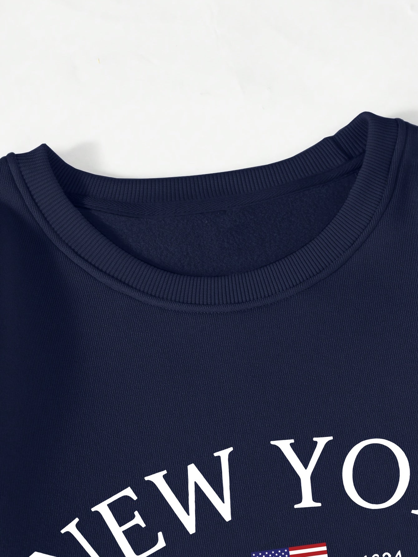 Women's New York 1624 Graphic Plush-Lined Sweatshirt - Patriotic NYC Skyline & American Flag Print, Cozy Round Neck Long Sleeve Pullover for Fall Winter Casual Wear, Comfortable Hline