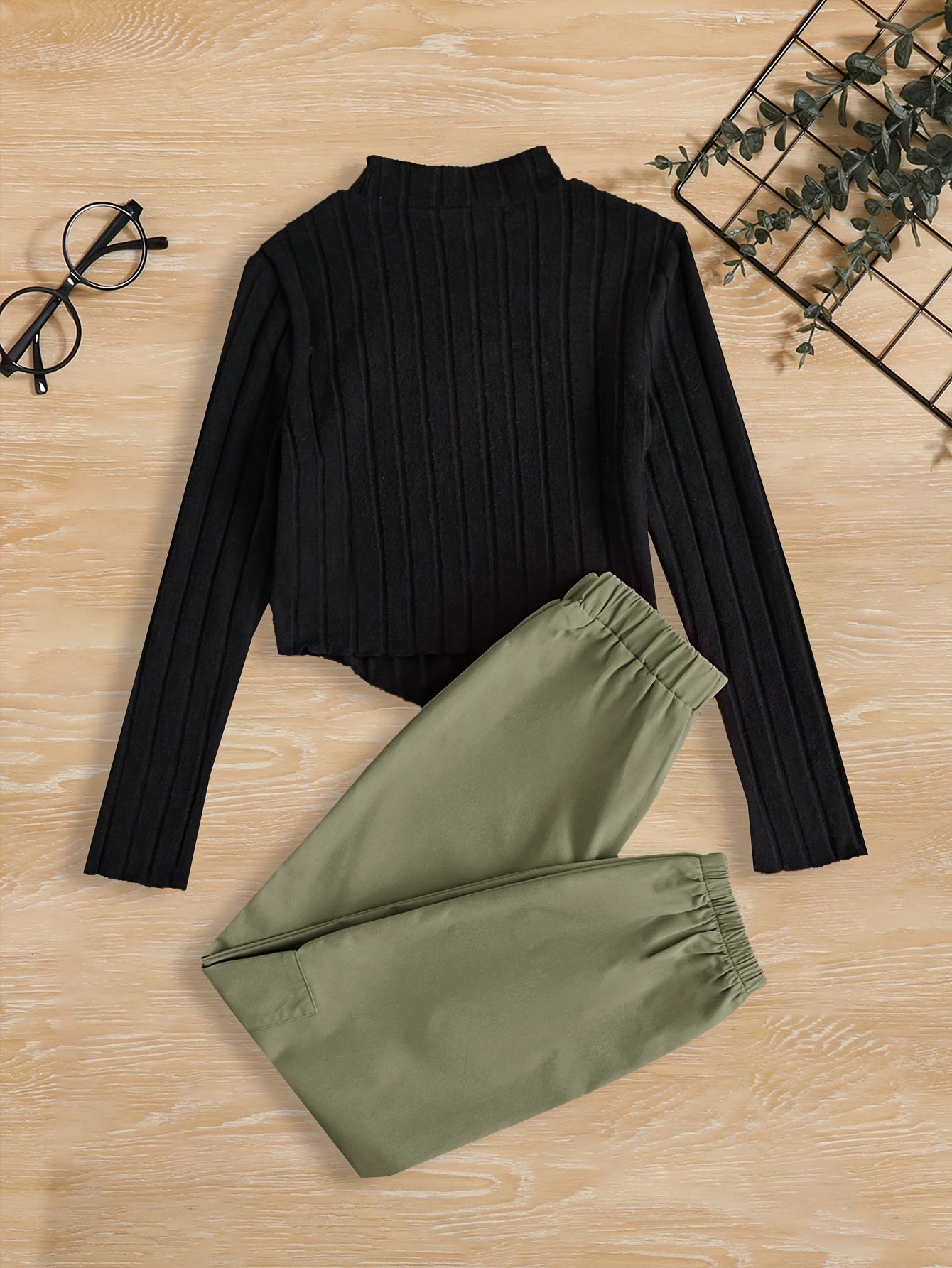 [Girls' Top Set] Girls' Fashion - Cartoon Embroidered Star Long Sleeve Top and Green Overalls Set - Perfect for Outdoor