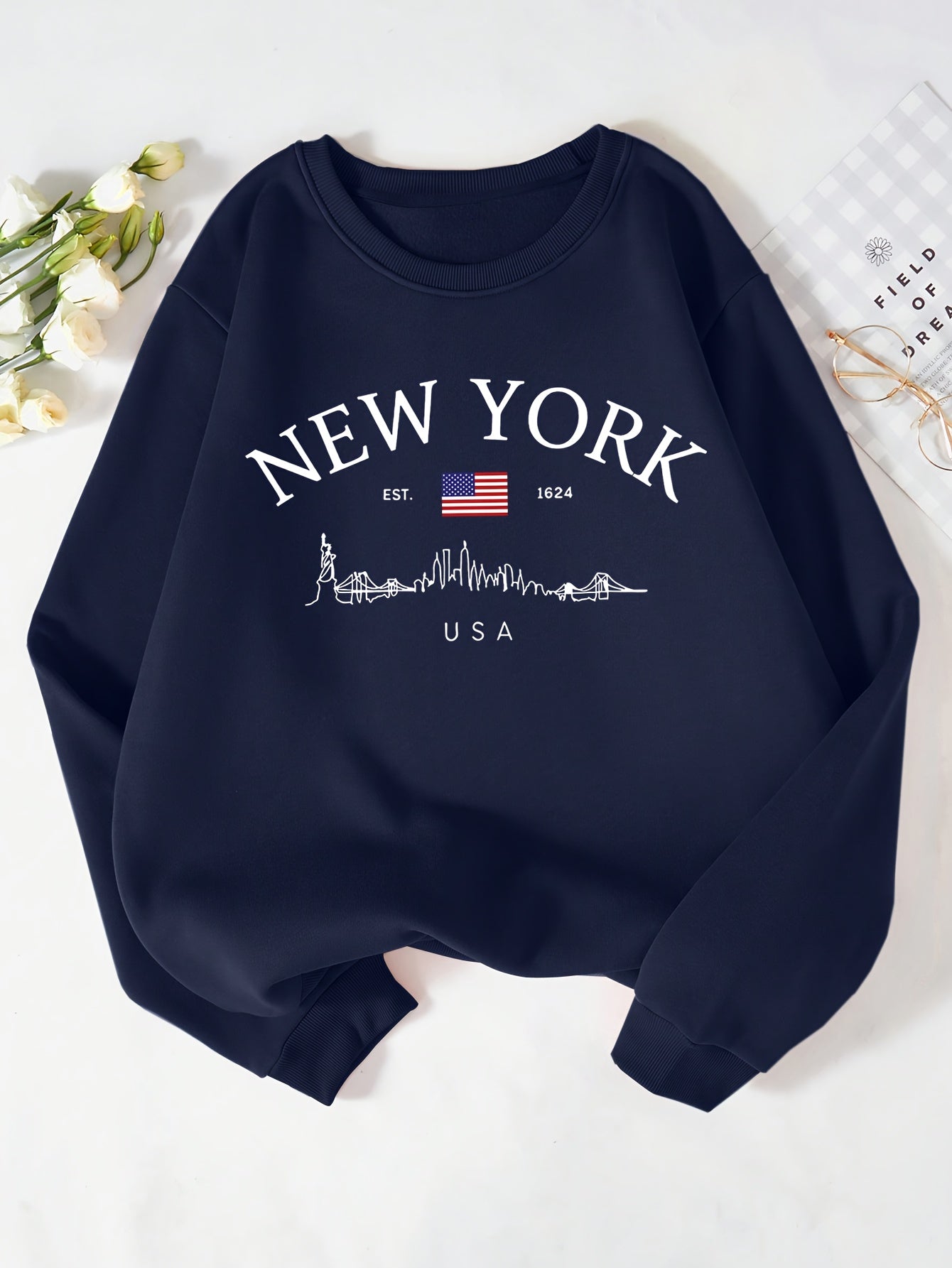Women's New York 1624 Graphic Plush-Lined Sweatshirt - Patriotic NYC Skyline & American Flag Print, Cozy Round Neck Long Sleeve Pullover for Fall Winter Casual Wear, Comfortable Hline